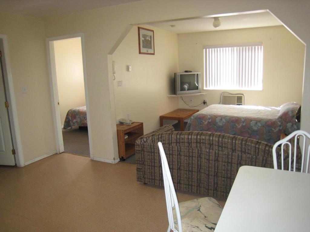 קווסנל Fraser Bridge Inn And Rv Park מראה חיצוני תמונה