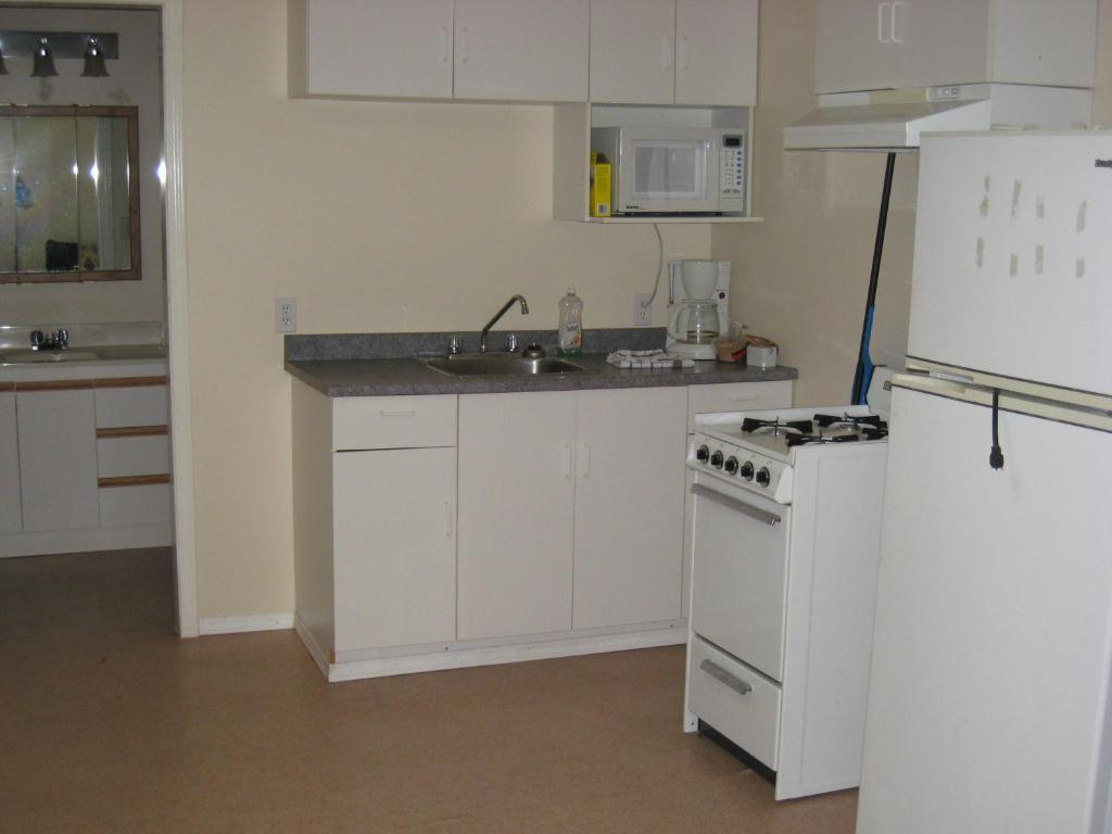 קווסנל Fraser Bridge Inn And Rv Park חדר תמונה