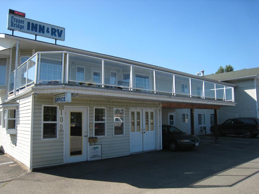קווסנל Fraser Bridge Inn And Rv Park מראה חיצוני תמונה