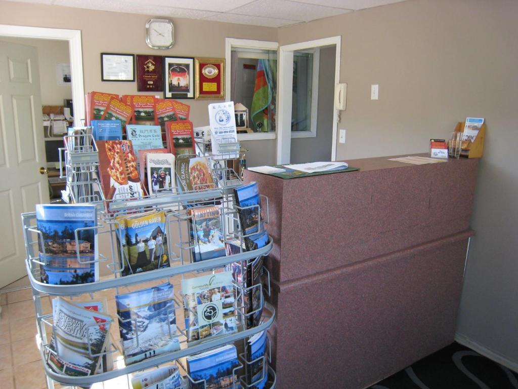 קווסנל Fraser Bridge Inn And Rv Park מראה חיצוני תמונה